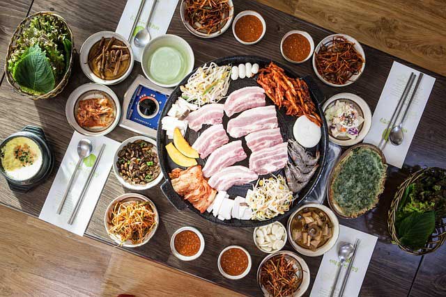 건강에 좋은 음식과 해로운 음식 밥상